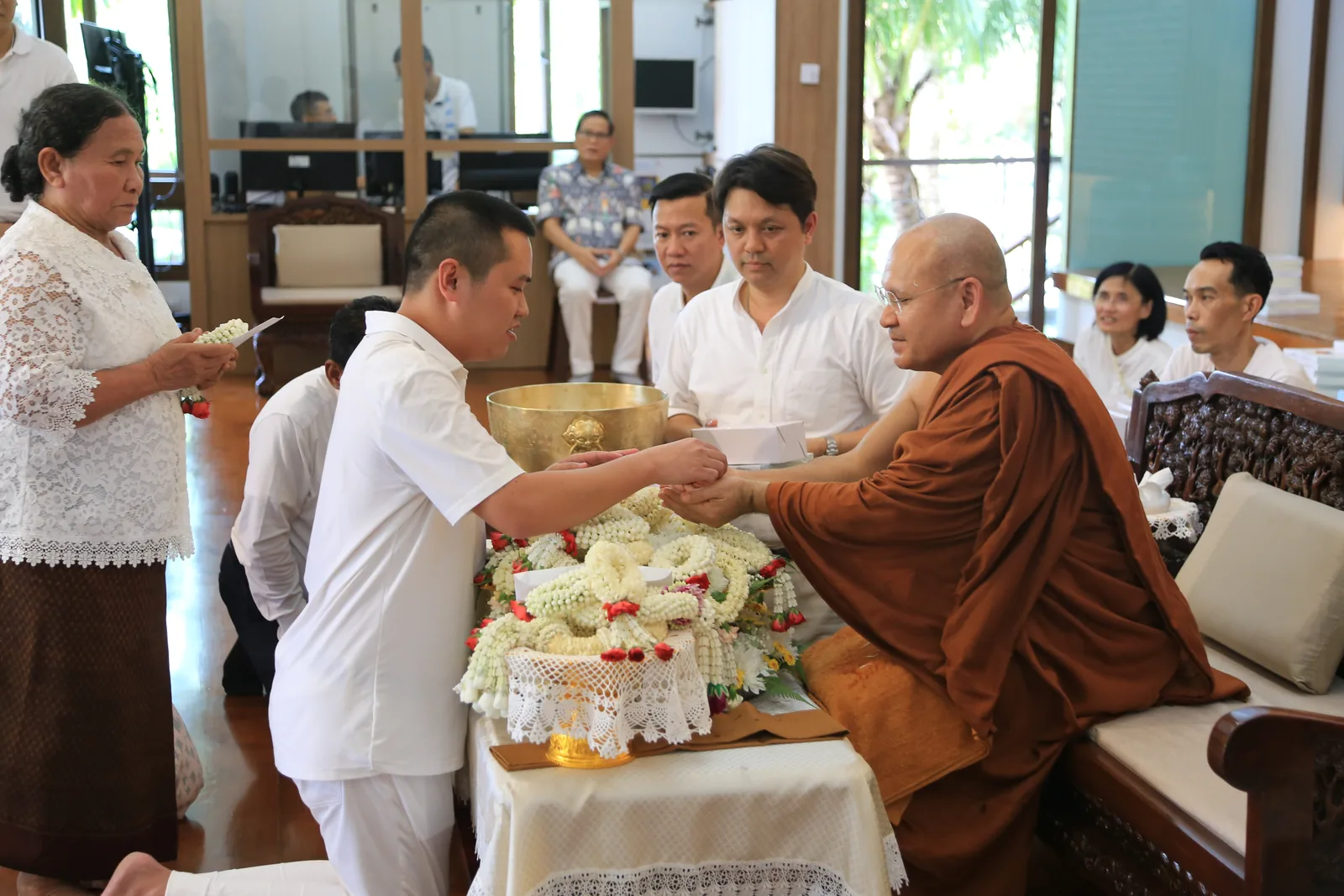 ประมวลภาพบรรยากาศ พิธีสรงน้ำท่านพระอาจารย์ในงานมุทิตาสักการะอายุวัฒนมงคล ๕๖ ปี