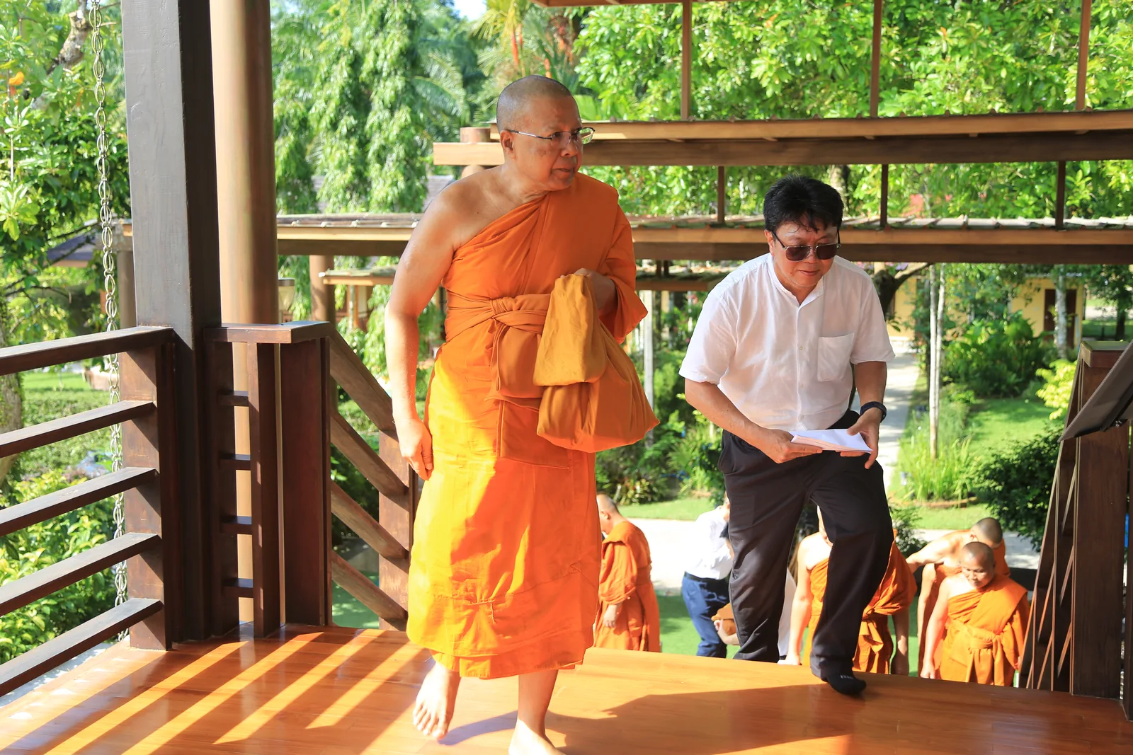 ประมวลภาพบรรยากาศ พิธีสรงน้ำท่านพระอาจารย์ในงานมุทิตาสักการะอายุวัฒนมงคล ๕๖ ปี
