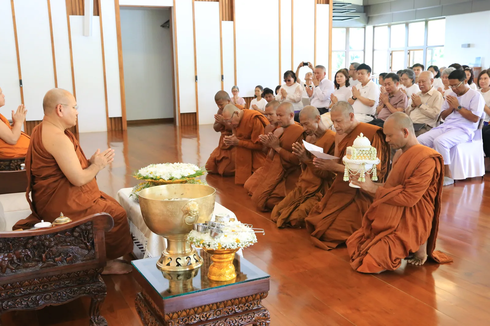 ประมวลภาพบรรยากาศ พิธีสรงน้ำท่านพระอาจารย์ในงานมุทิตาสักการะอายุวัฒนมงคล ๕๖ ปี