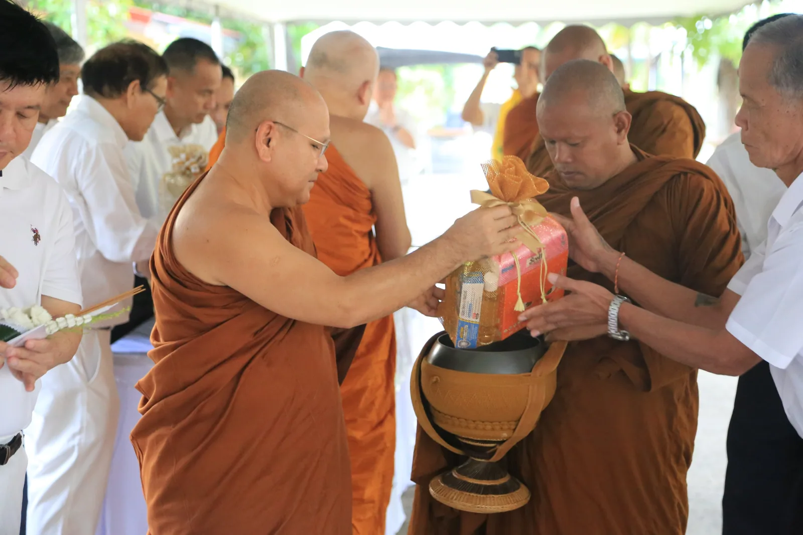 ประมวลภาพบรรยากาศ พิธีสรงน้ำท่านพระอาจารย์ในงานมุทิตาสักการะอายุวัฒนมงคล ๕๖ ปี
