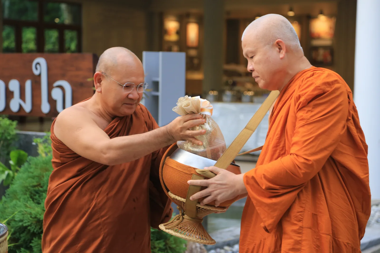 ประมวลภาพบรรยากาศ พิธีสรงน้ำท่านพระอาจารย์ในงานมุทิตาสักการะอายุวัฒนมงคล ๕๖ ปี