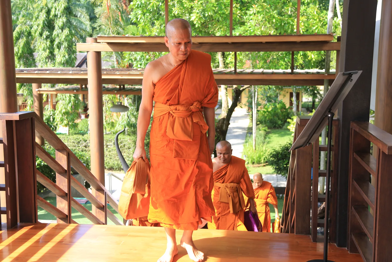 ประมวลภาพบรรยากาศ พิธีสรงน้ำท่านพระอาจารย์ในงานมุทิตาสักการะอายุวัฒนมงคล ๕๖ ปี