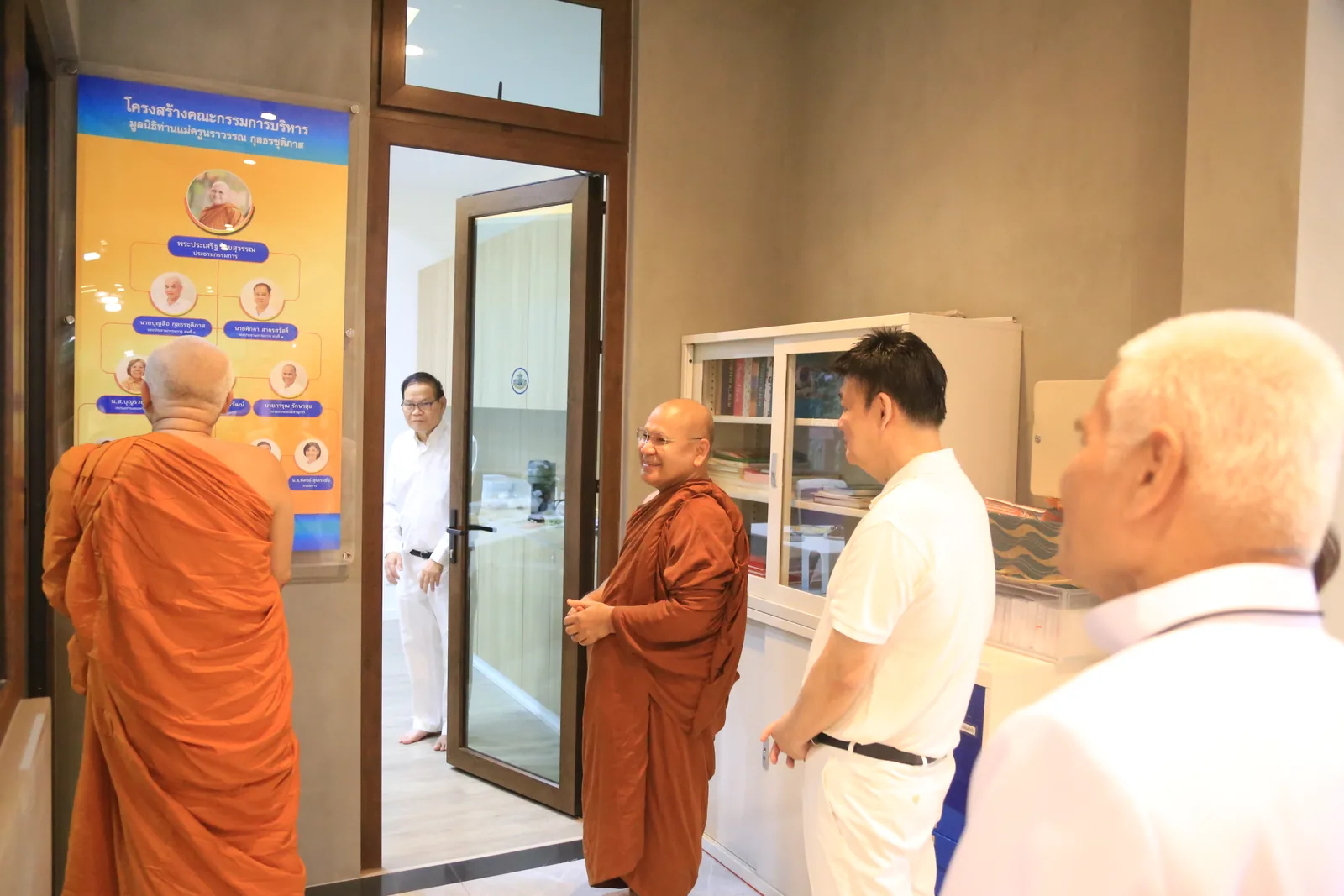 ประมวลภาพบรรยากาศ พิธีสรงน้ำท่านพระอาจารย์ในงานมุทิตาสักการะอายุวัฒนมงคล ๕๖ ปี