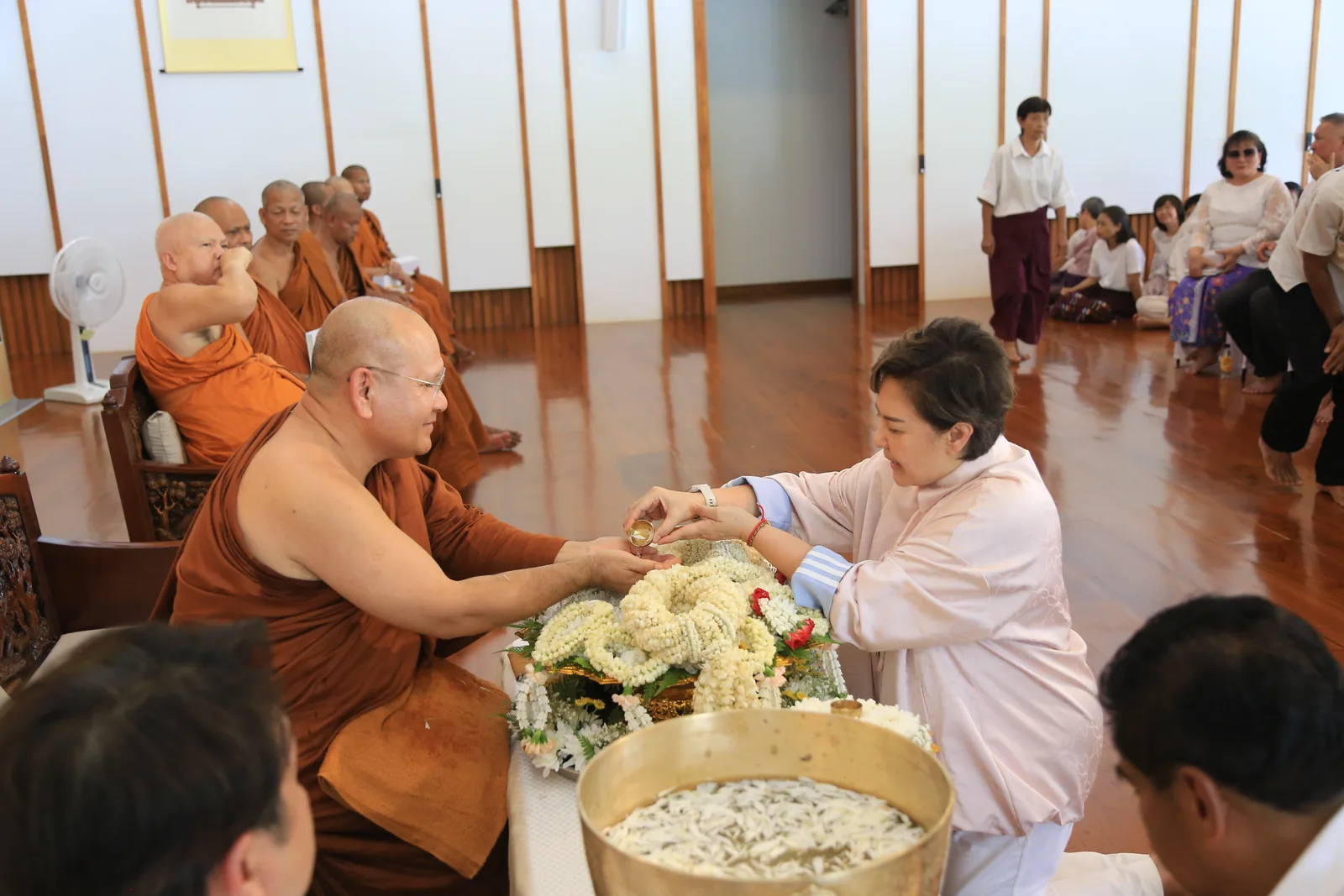 ประมวลภาพบรรยากาศ พิธีสรงน้ำท่านพระอาจารย์ในงานมุทิตาสักการะอายุวัฒนมงคล ๕๖ ปี