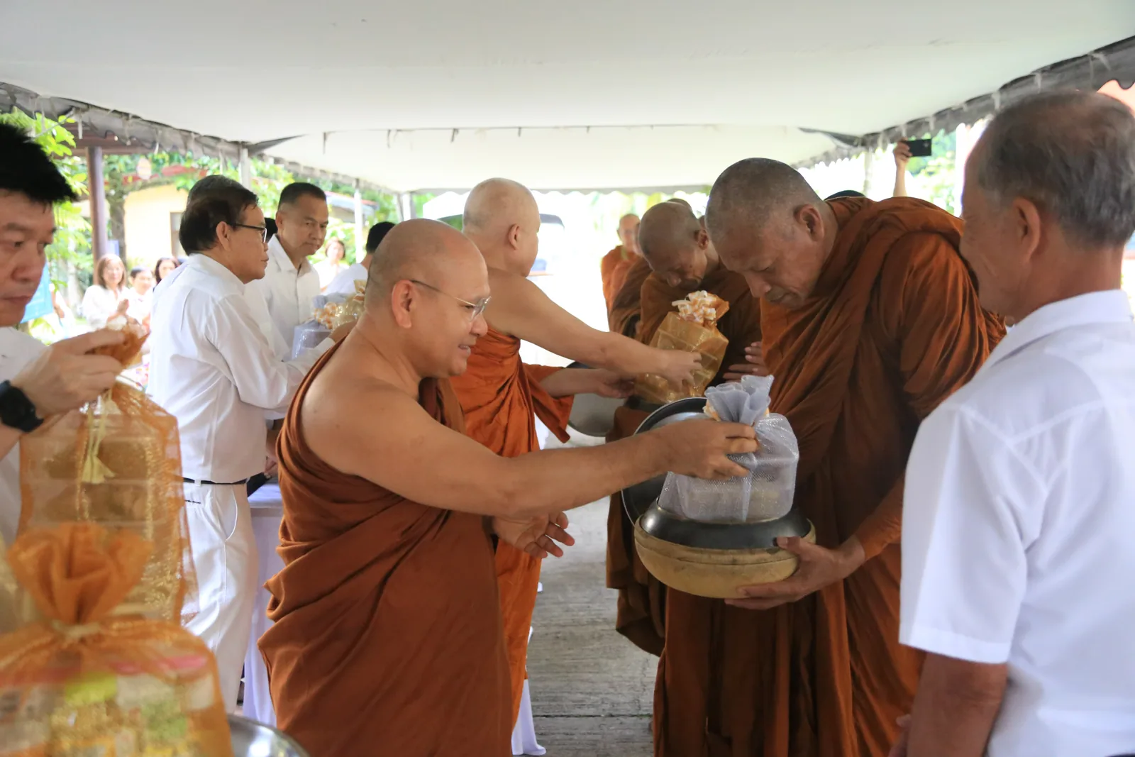 ประมวลภาพบรรยากาศ พิธีสรงน้ำท่านพระอาจารย์ในงานมุทิตาสักการะอายุวัฒนมงคล ๕๖ ปี