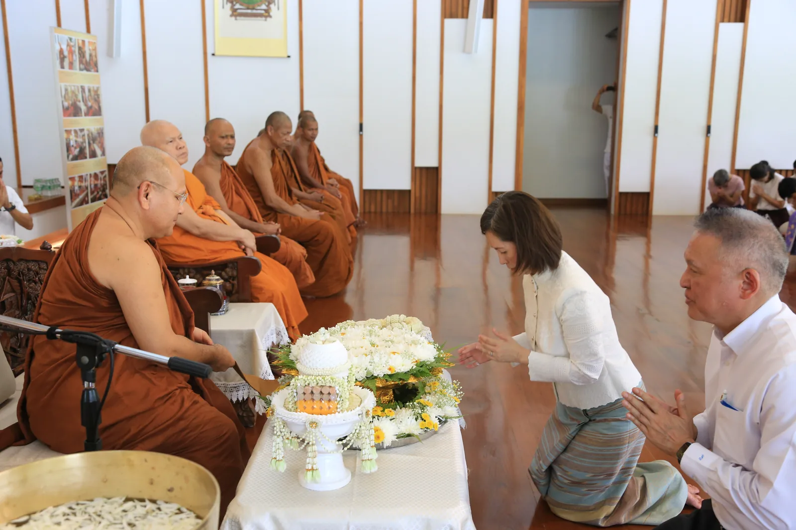 ประมวลภาพบรรยากาศ พิธีสรงน้ำท่านพระอาจารย์ในงานมุทิตาสักการะอายุวัฒนมงคล ๕๖ ปี