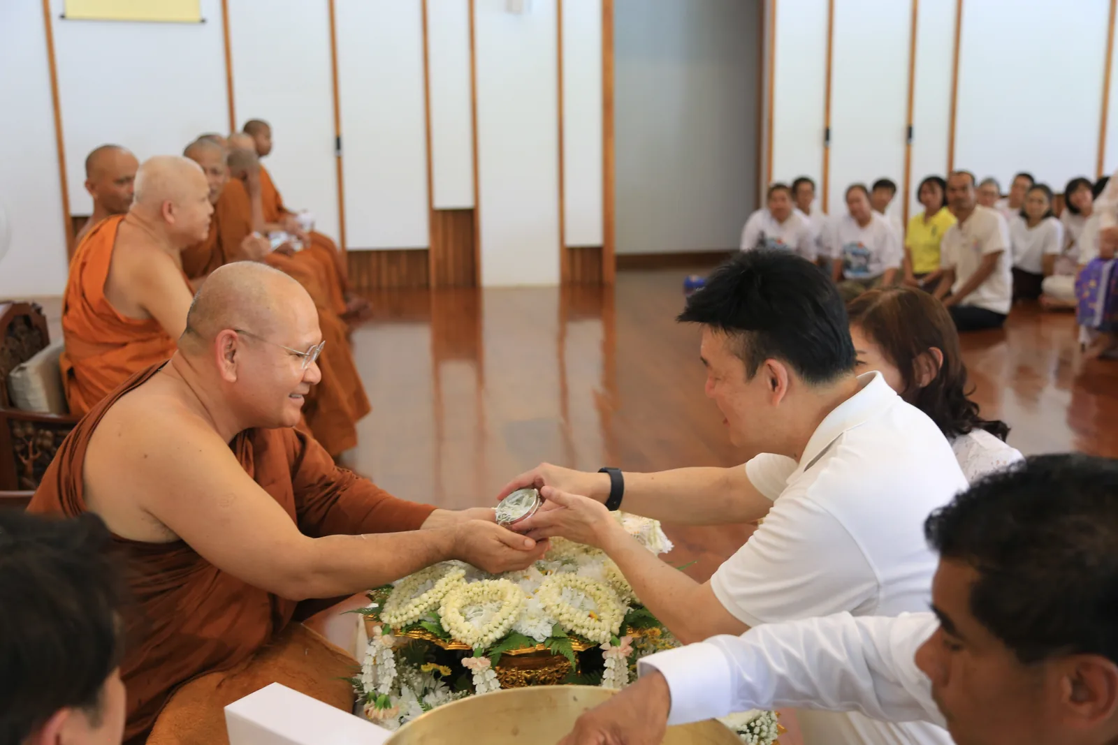 ประมวลภาพบรรยากาศ พิธีสรงน้ำท่านพระอาจารย์ในงานมุทิตาสักการะอายุวัฒนมงคล ๕๖ ปี