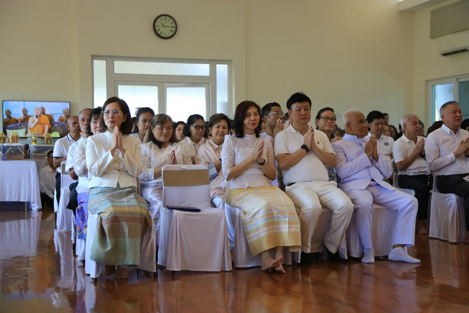 ประมวลภาพบรรยากาศ พิธีสรงน้ำท่านพระอาจารย์ในงานมุทิตาสักการะอายุวัฒนมงคล ๕๖ ปี