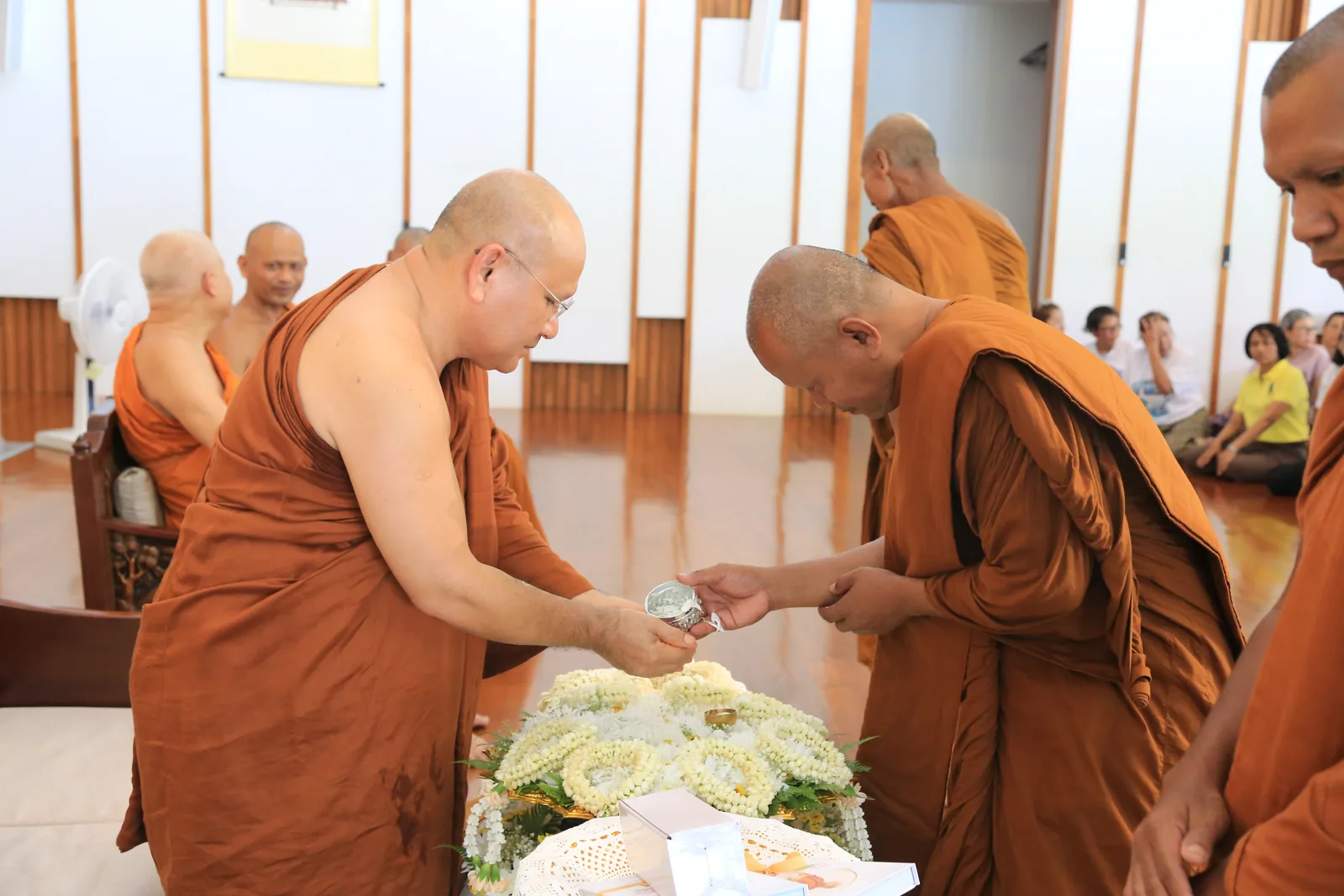 ประมวลภาพบรรยากาศ พิธีสรงน้ำท่านพระอาจารย์ในงานมุทิตาสักการะอายุวัฒนมงคล ๕๖ ปี