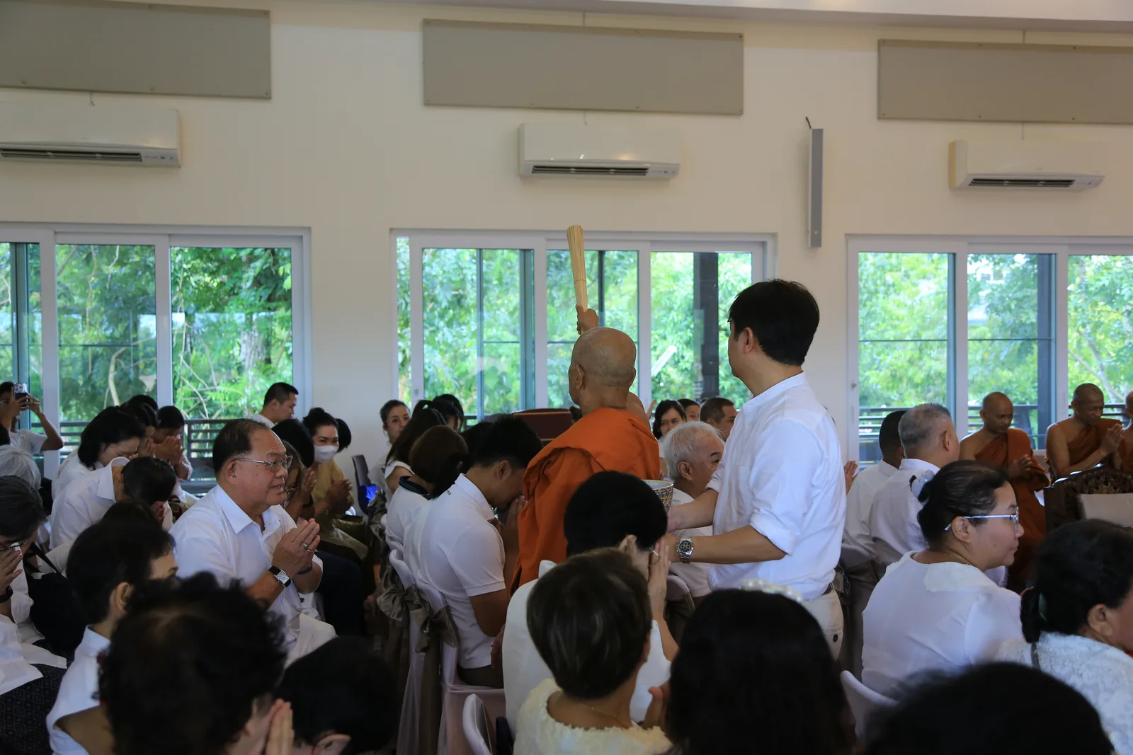 ประมวลภาพบรรยากาศ พิธีสรงน้ำท่านพระอาจารย์ในงานมุทิตาสักการะอายุวัฒนมงคล ๕๖ ปี
