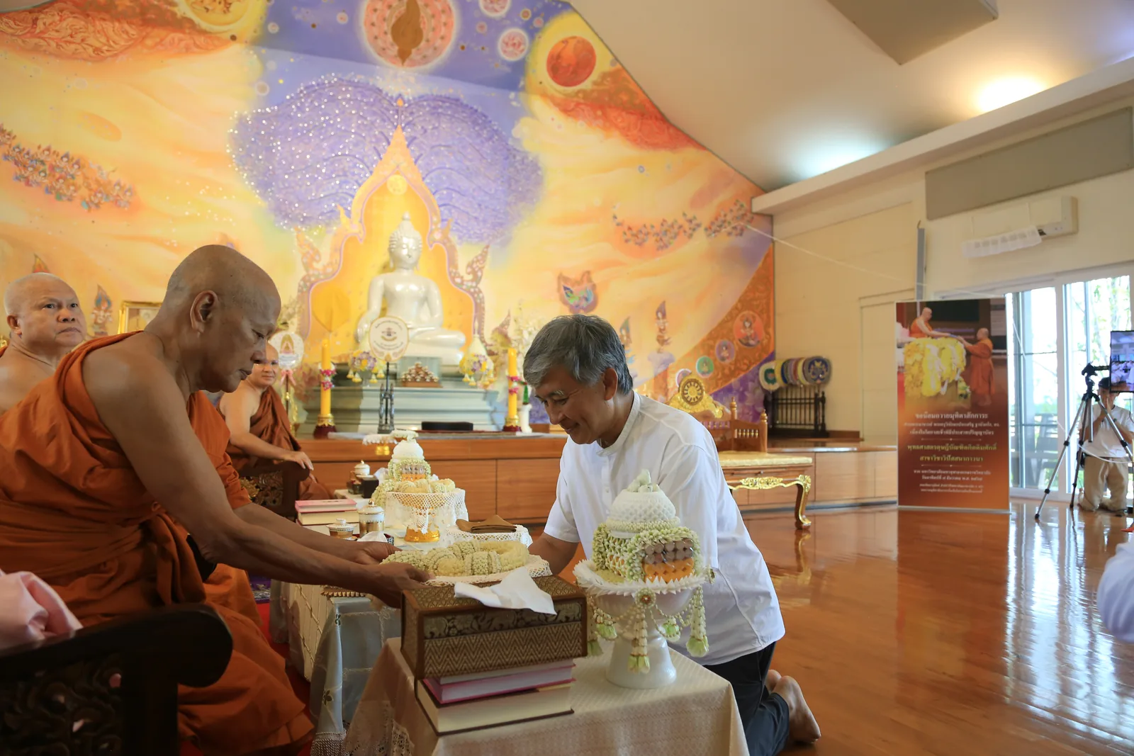ประมวลภาพบรรยากาศ พิธีสรงน้ำท่านพระอาจารย์ในงานมุทิตาสักการะอายุวัฒนมงคล ๕๖ ปี