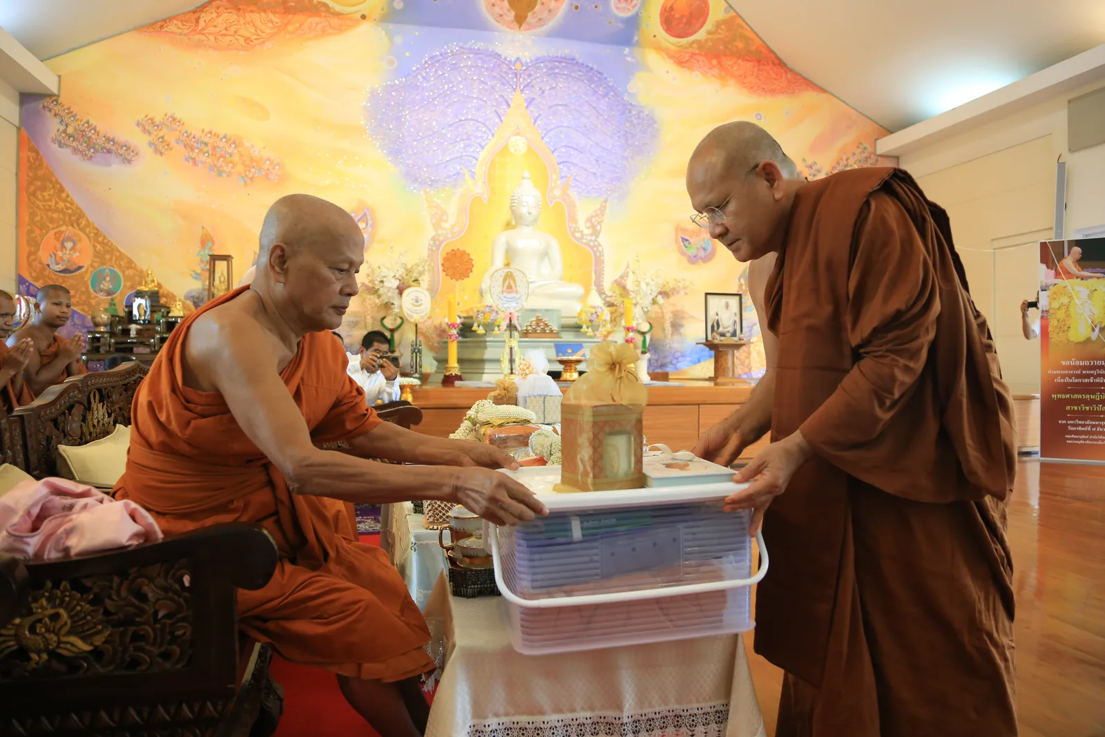 ประมวลภาพบรรยากาศ พิธีสรงน้ำท่านพระอาจารย์ในงานมุทิตาสักการะอายุวัฒนมงคล ๕๖ ปี