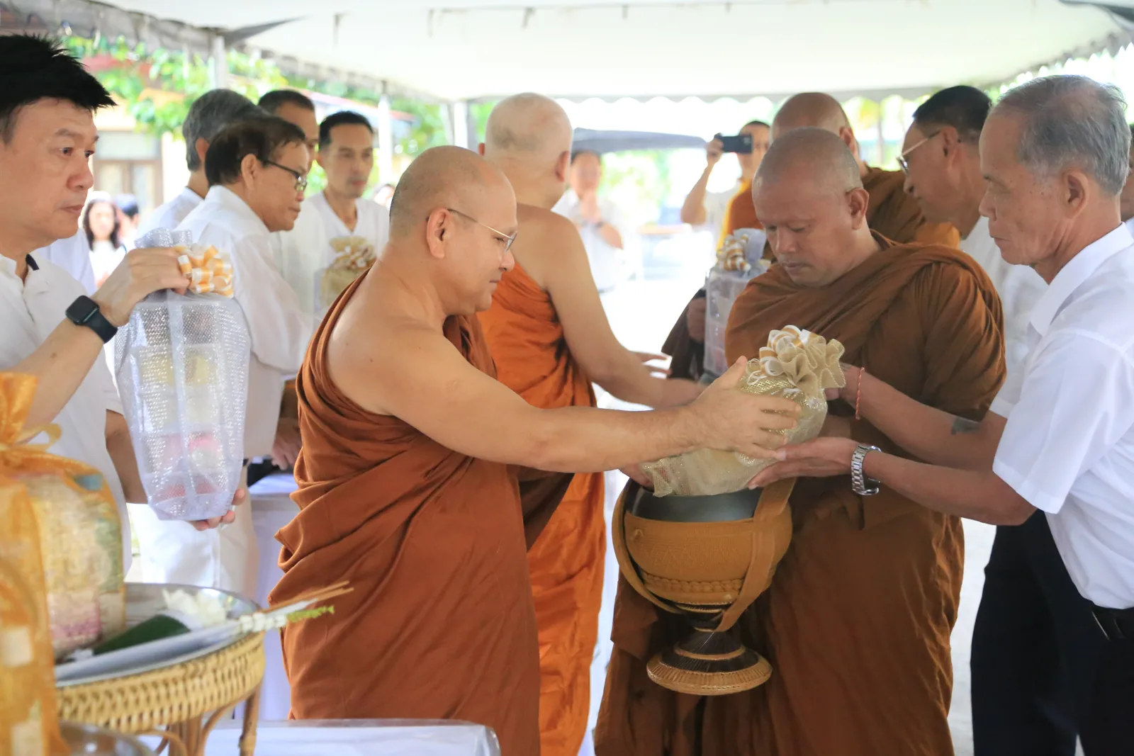 ประมวลภาพบรรยากาศ พิธีสรงน้ำท่านพระอาจารย์ในงานมุทิตาสักการะอายุวัฒนมงคล ๕๖ ปี