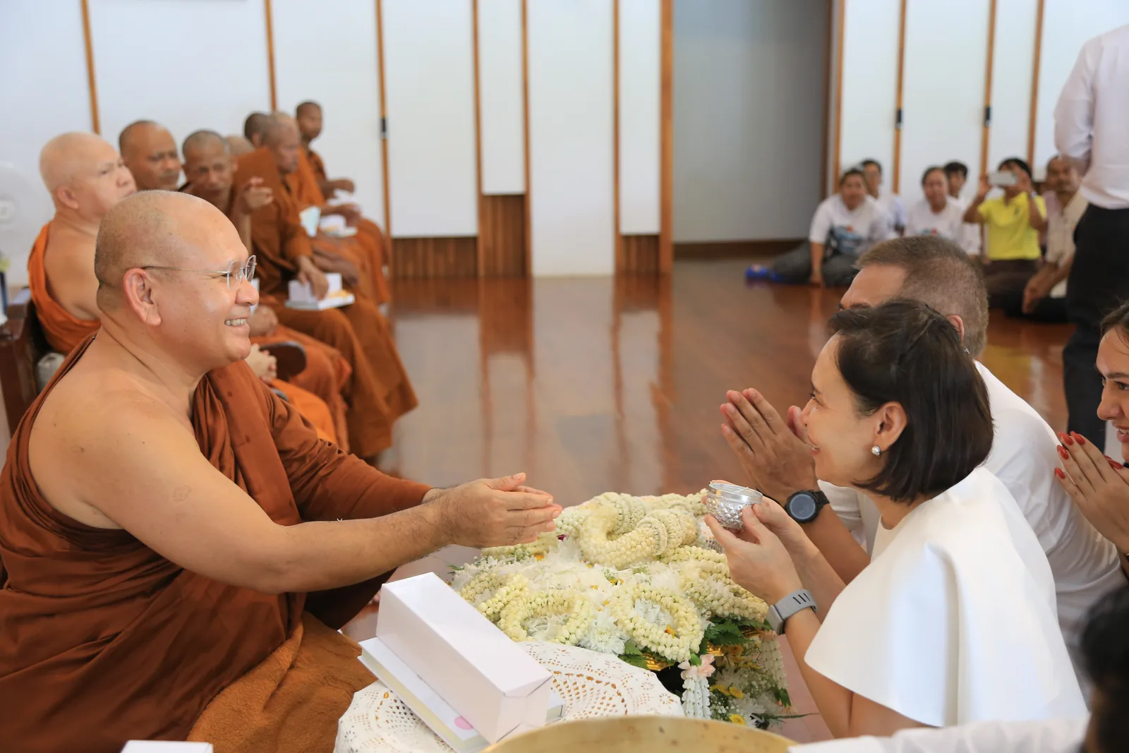 ประมวลภาพบรรยากาศ พิธีสรงน้ำท่านพระอาจารย์ในงานมุทิตาสักการะอายุวัฒนมงคล ๕๖ ปี
