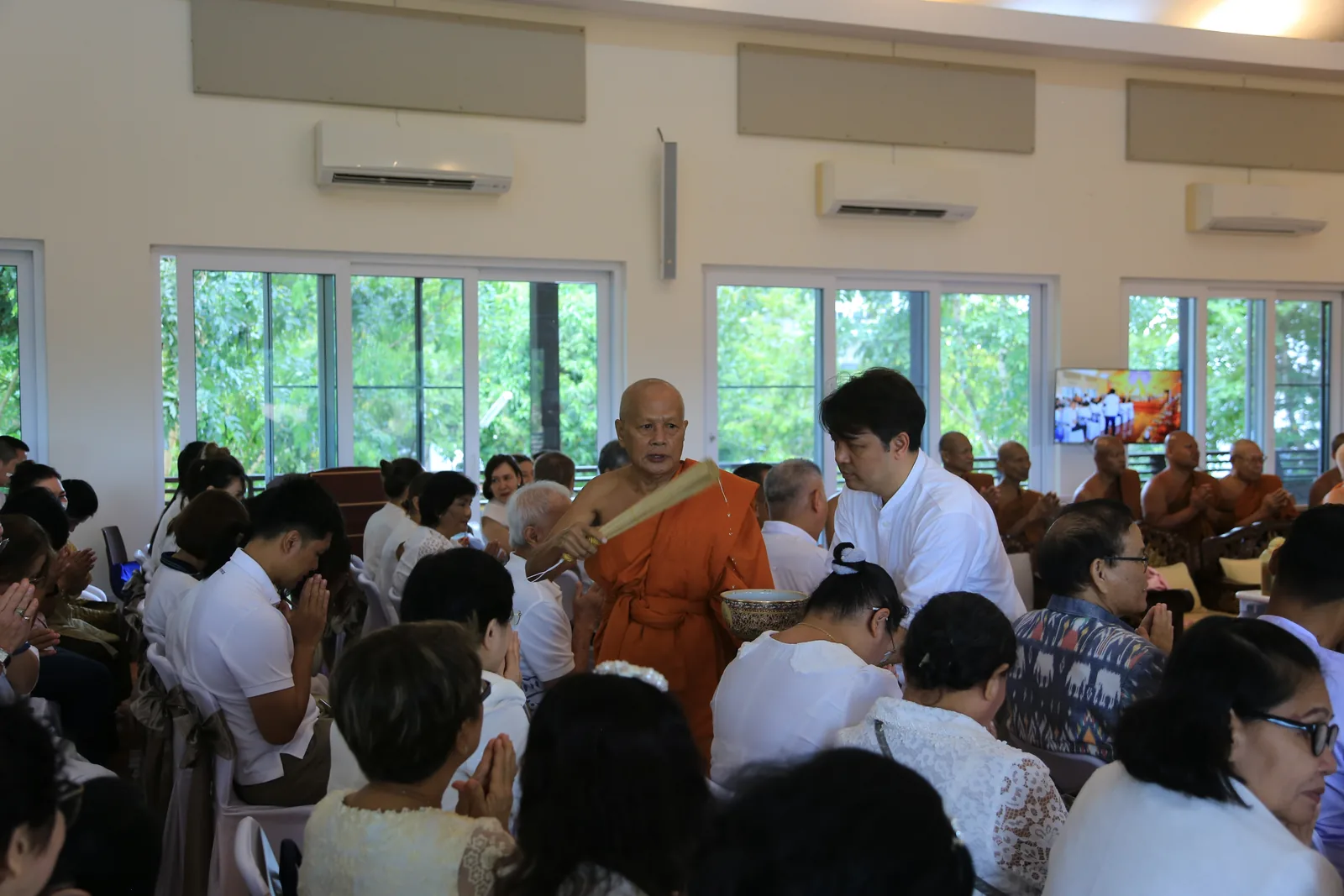 ประมวลภาพบรรยากาศ พิธีสรงน้ำท่านพระอาจารย์ในงานมุทิตาสักการะอายุวัฒนมงคล ๕๖ ปี