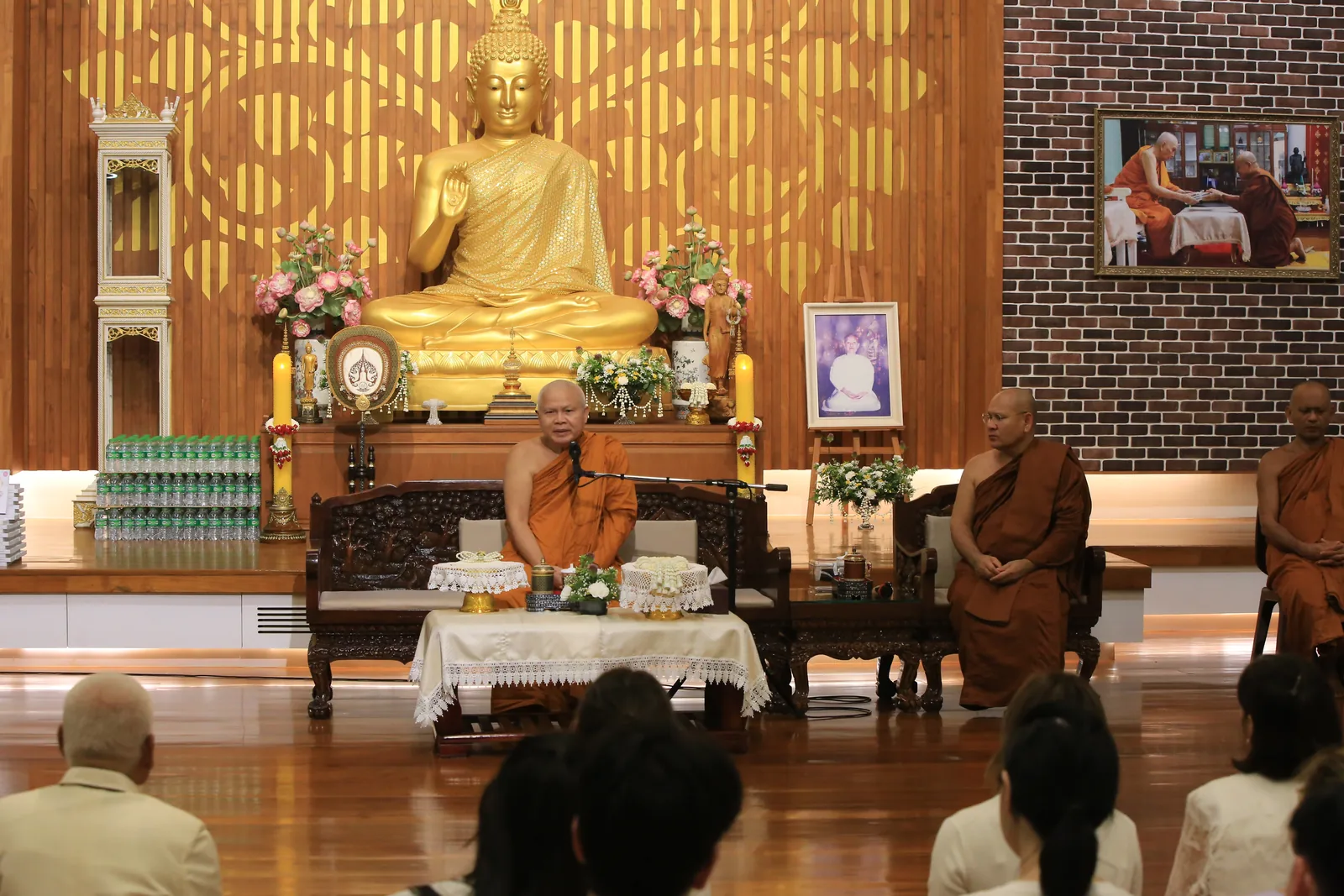 ประมวลภาพบรรยากาศ พิธีสรงน้ำท่านพระอาจารย์ในงานมุทิตาสักการะอายุวัฒนมงคล ๕๖ ปี