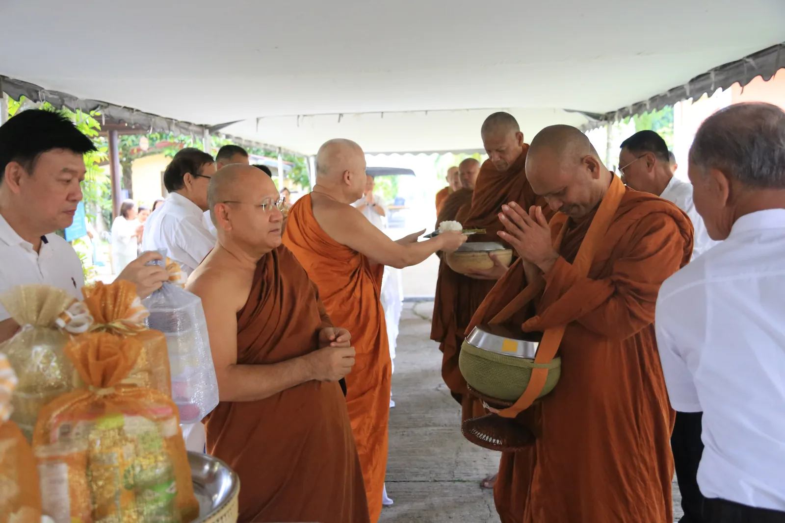 ประมวลภาพบรรยากาศ พิธีสรงน้ำท่านพระอาจารย์ในงานมุทิตาสักการะอายุวัฒนมงคล ๕๖ ปี