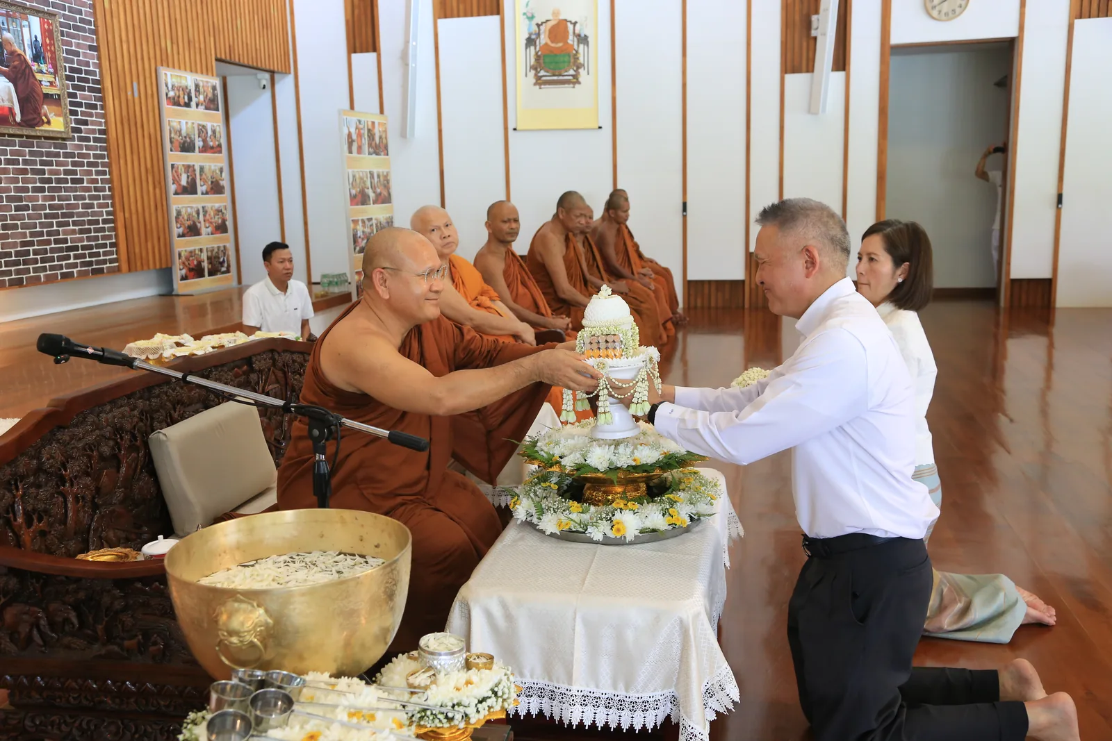 ประมวลภาพบรรยากาศ พิธีสรงน้ำท่านพระอาจารย์ในงานมุทิตาสักการะอายุวัฒนมงคล ๕๖ ปี