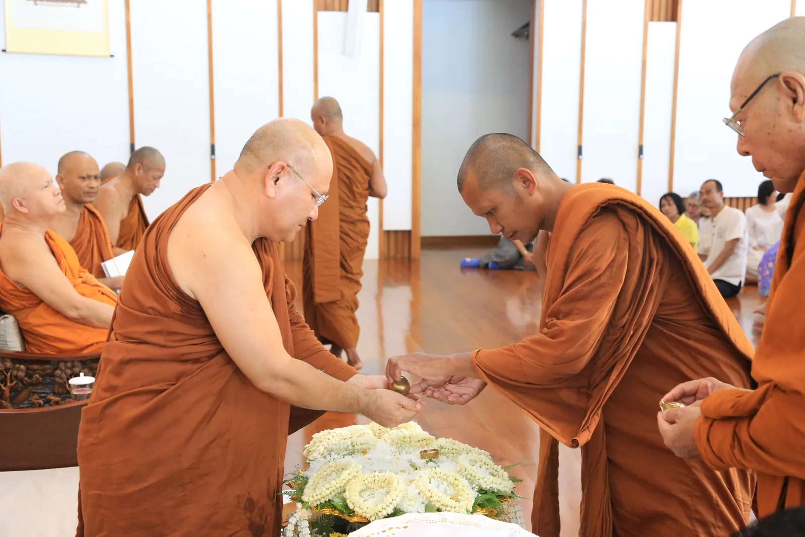 ประมวลภาพบรรยากาศ พิธีสรงน้ำท่านพระอาจารย์ในงานมุทิตาสักการะอายุวัฒนมงคล ๕๖ ปี
