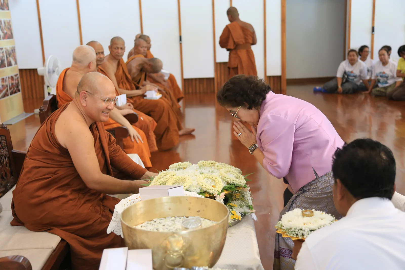 ประมวลภาพบรรยากาศ พิธีสรงน้ำท่านพระอาจารย์ในงานมุทิตาสักการะอายุวัฒนมงคล ๕๖ ปี