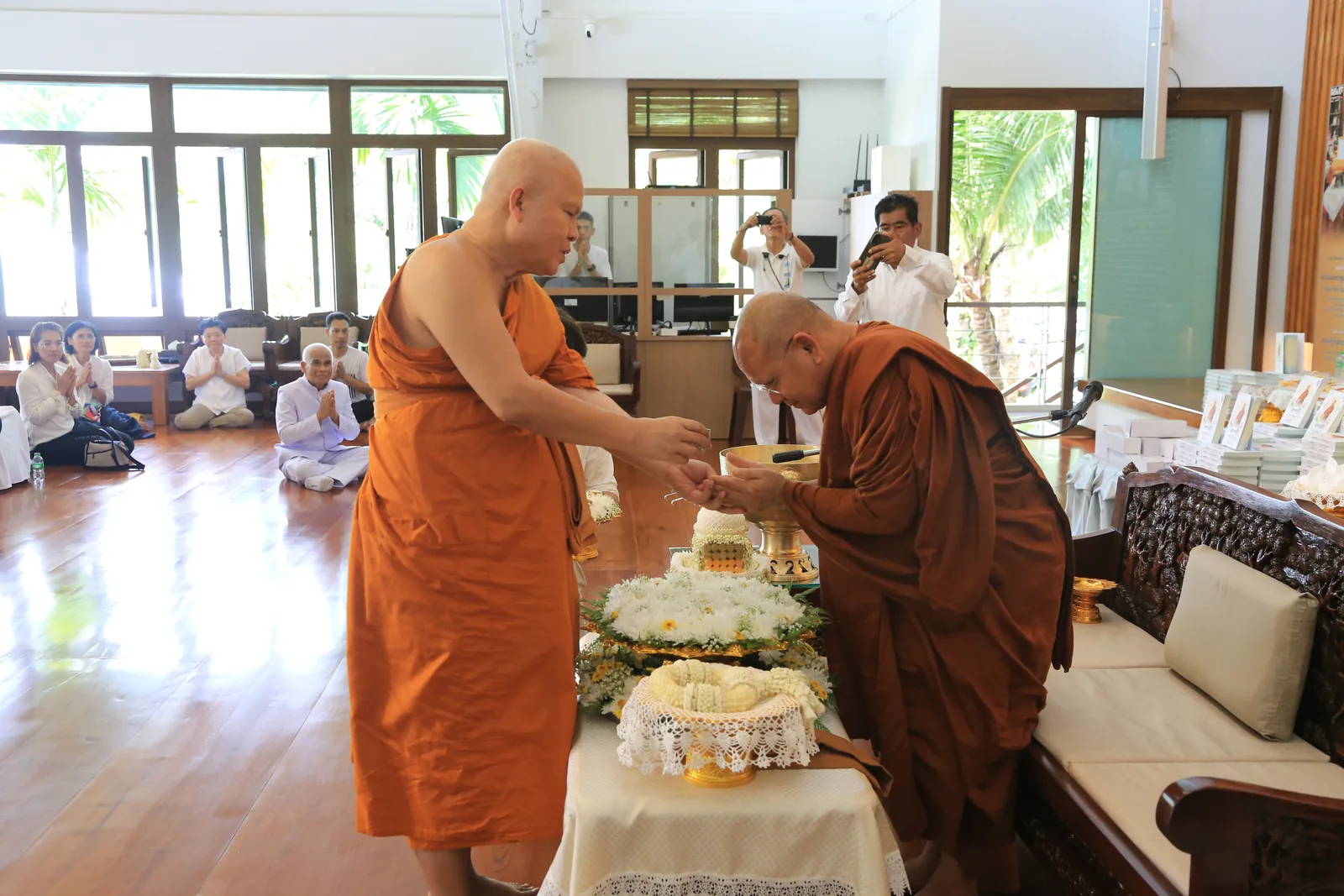 ประมวลภาพบรรยากาศ พิธีสรงน้ำท่านพระอาจารย์ในงานมุทิตาสักการะอายุวัฒนมงคล ๕๖ ปี