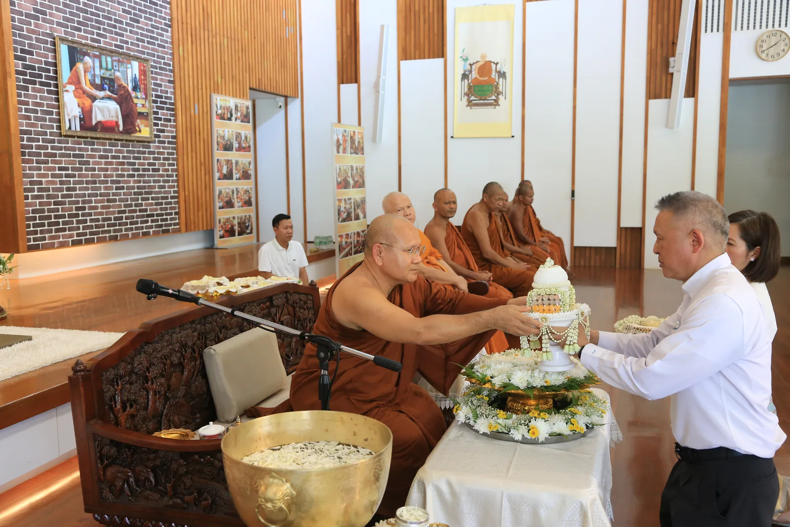 ประมวลภาพบรรยากาศ พิธีสรงน้ำท่านพระอาจารย์ในงานมุทิตาสักการะอายุวัฒนมงคล ๕๖ ปี