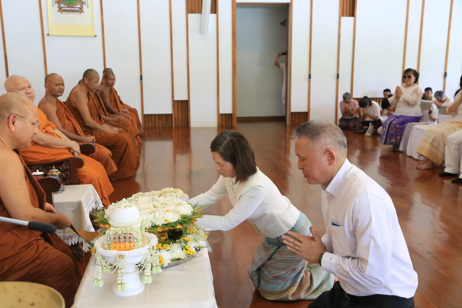 ประมวลภาพบรรยากาศ พิธีสรงน้ำท่านพระอาจารย์ในงานมุทิตาสักการะอายุวัฒนมงคล ๕๖ ปี