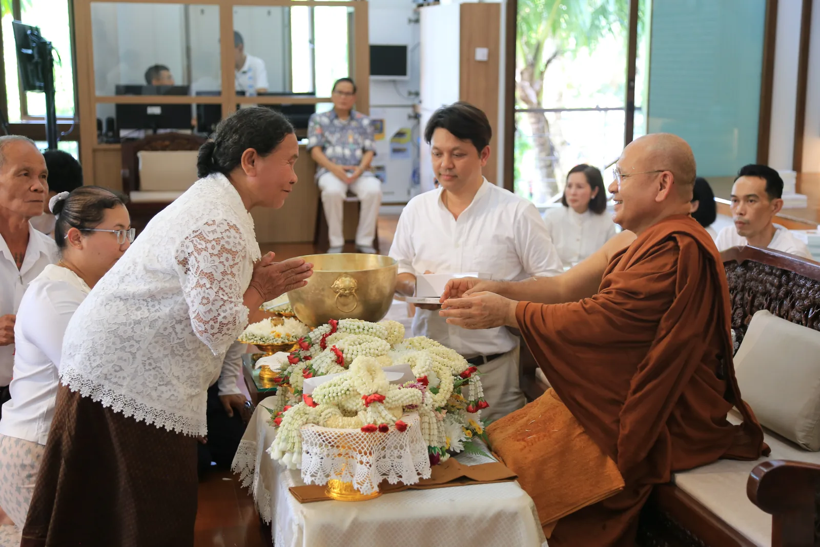 ประมวลภาพบรรยากาศ พิธีสรงน้ำท่านพระอาจารย์ในงานมุทิตาสักการะอายุวัฒนมงคล ๕๖ ปี