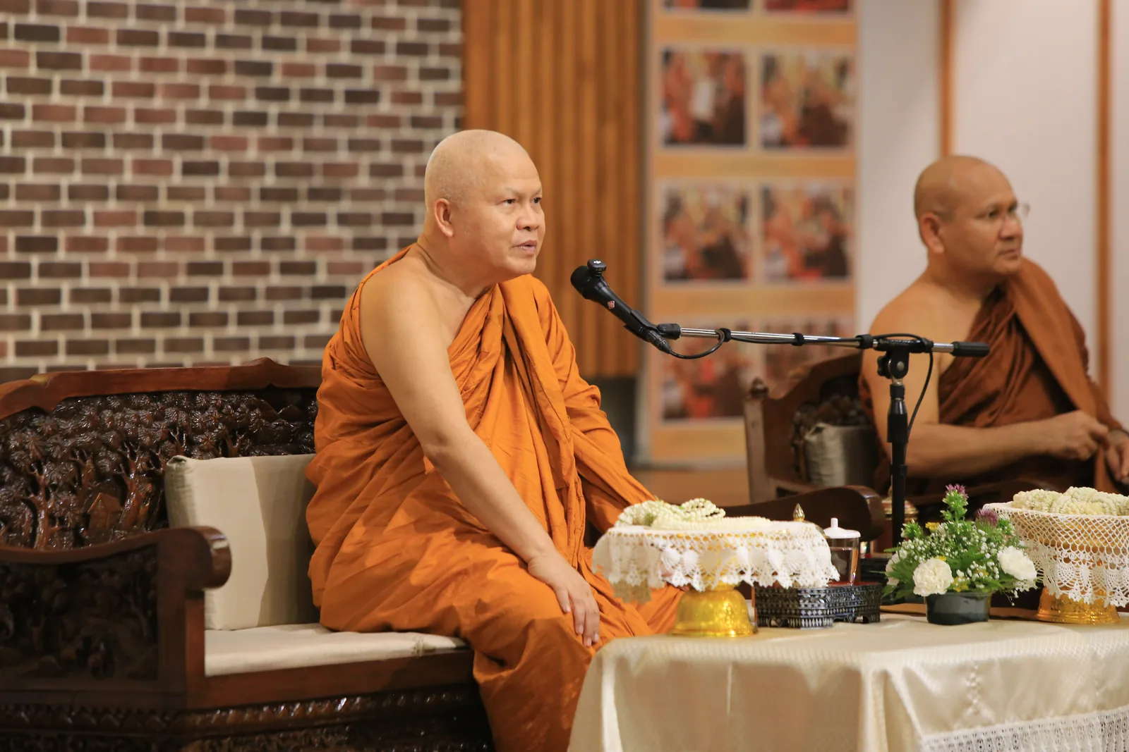 ประมวลภาพบรรยากาศ พิธีสรงน้ำท่านพระอาจารย์ในงานมุทิตาสักการะอายุวัฒนมงคล ๕๖ ปี