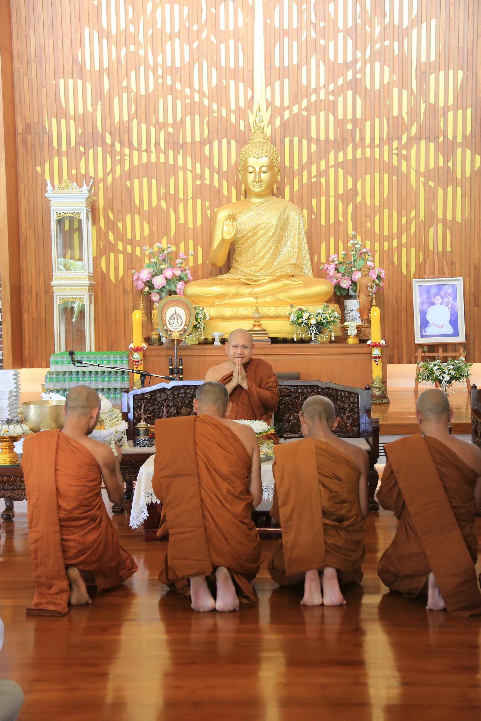 ประมวลภาพบรรยากาศ พิธีสรงน้ำท่านพระอาจารย์ในงานมุทิตาสักการะอายุวัฒนมงคล ๕๖ ปี