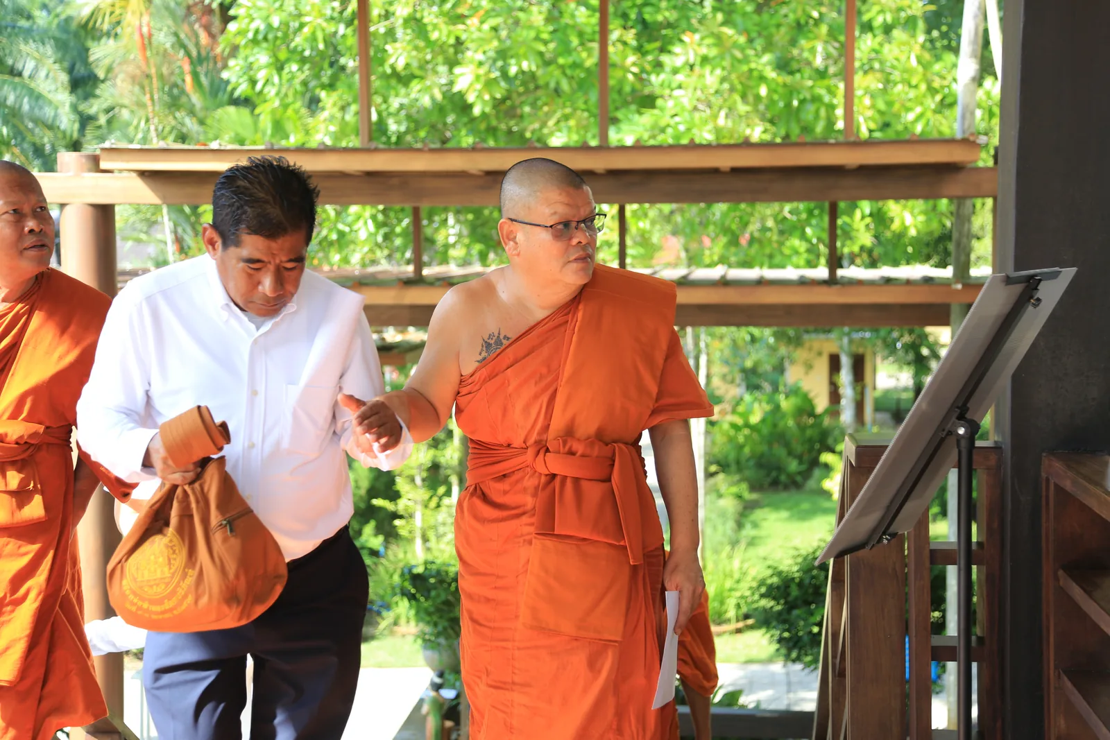 ประมวลภาพบรรยากาศ พิธีสรงน้ำท่านพระอาจารย์ในงานมุทิตาสักการะอายุวัฒนมงคล ๕๖ ปี