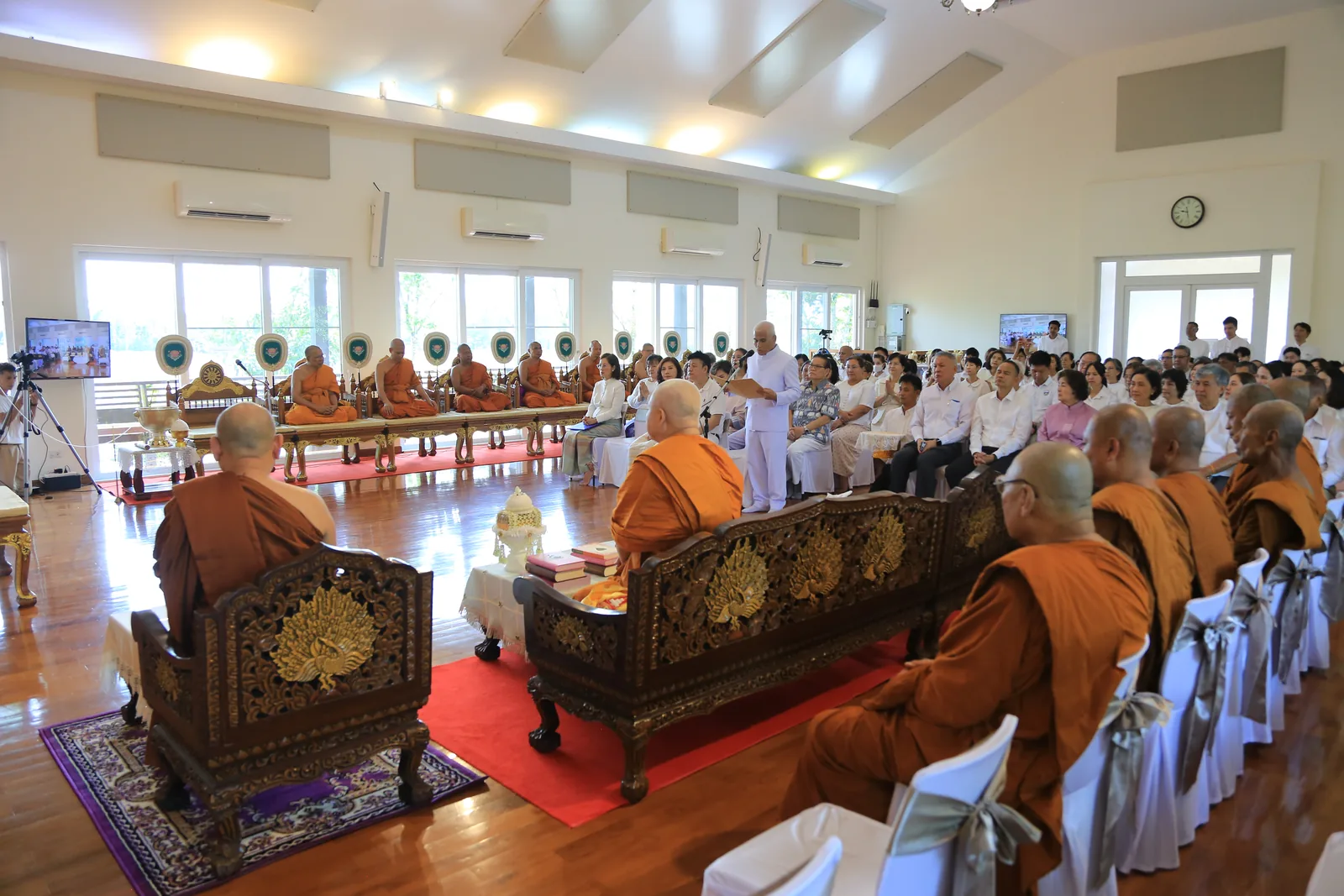 ประมวลภาพบรรยากาศ พิธีสรงน้ำท่านพระอาจารย์ในงานมุทิตาสักการะอายุวัฒนมงคล ๕๖ ปี