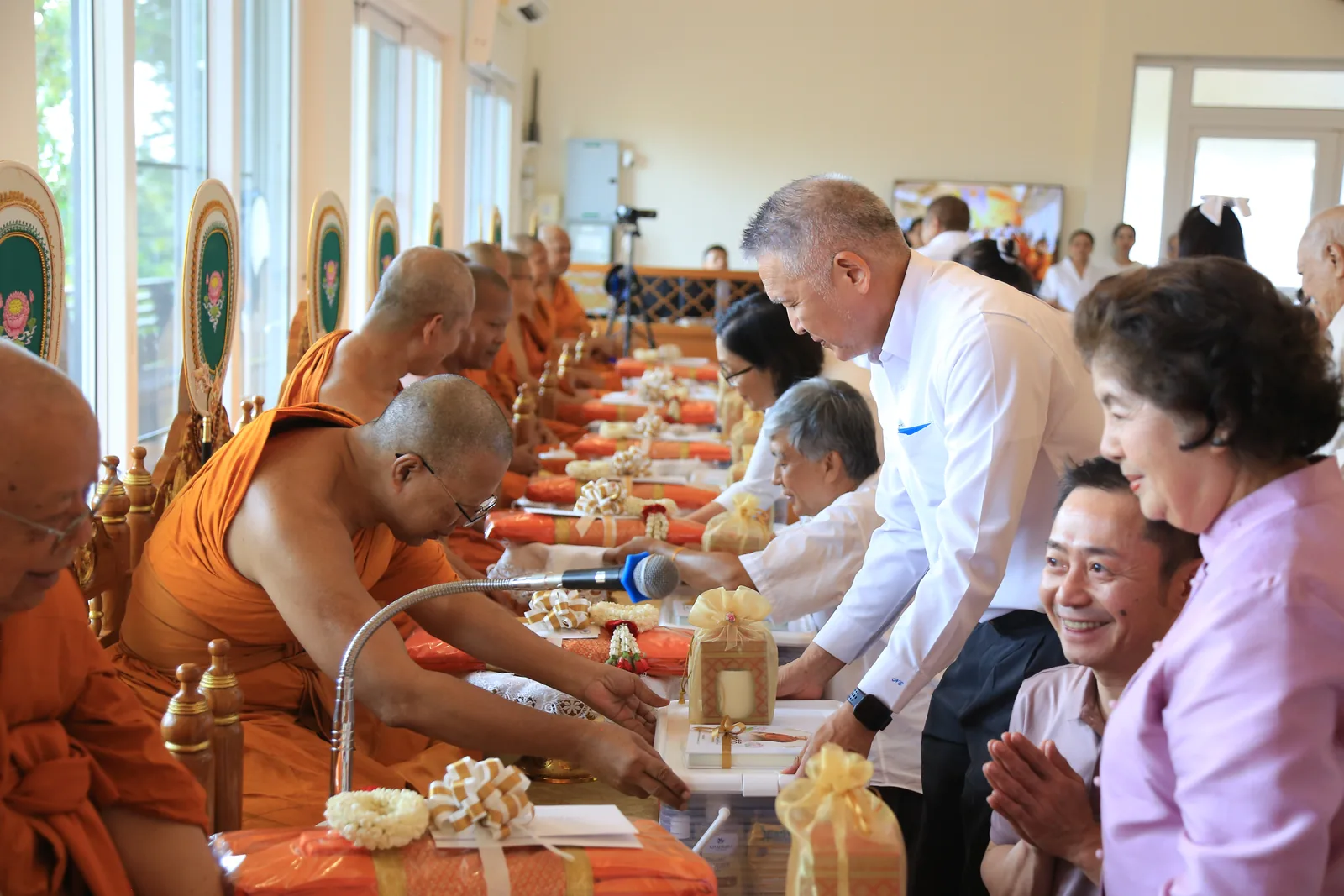 ประมวลภาพบรรยากาศ พิธีสรงน้ำท่านพระอาจารย์ในงานมุทิตาสักการะอายุวัฒนมงคล ๕๖ ปี