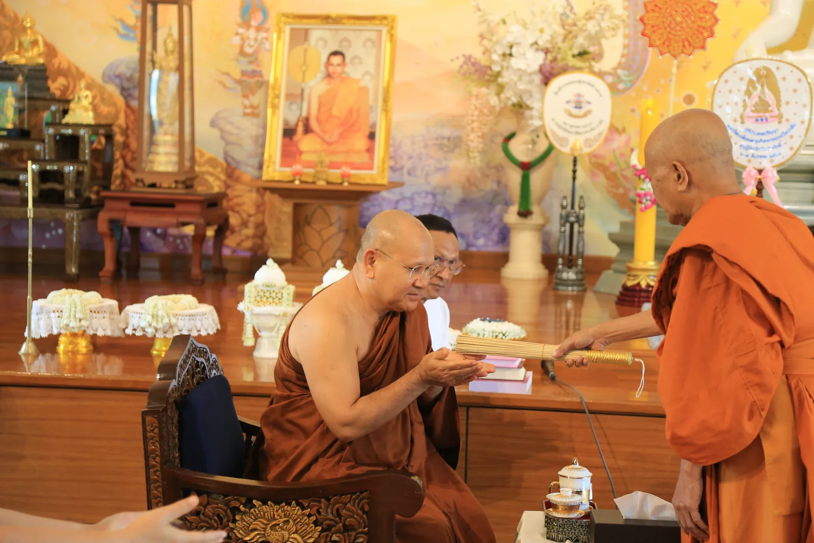 ประมวลภาพบรรยากาศ พิธีสรงน้ำท่านพระอาจารย์ในงานมุทิตาสักการะอายุวัฒนมงคล ๕๖ ปี