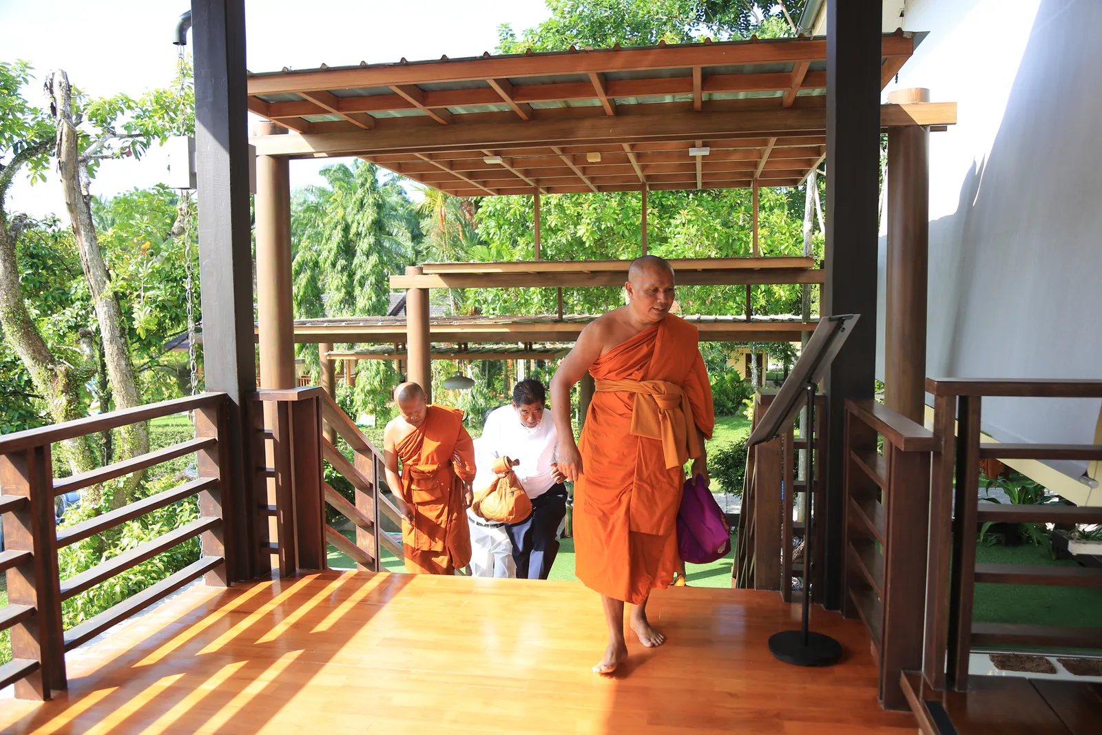 ประมวลภาพบรรยากาศ พิธีสรงน้ำท่านพระอาจารย์ในงานมุทิตาสักการะอายุวัฒนมงคล ๕๖ ปี