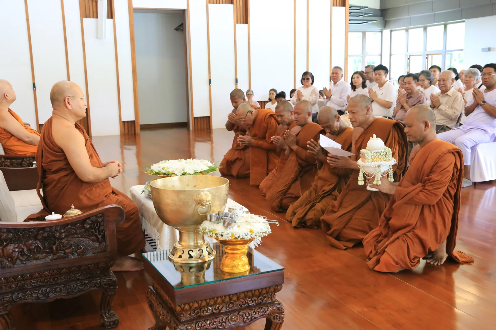 ประมวลภาพบรรยากาศ พิธีสรงน้ำท่านพระอาจารย์ในงานมุทิตาสักการะอายุวัฒนมงคล ๕๖ ปี