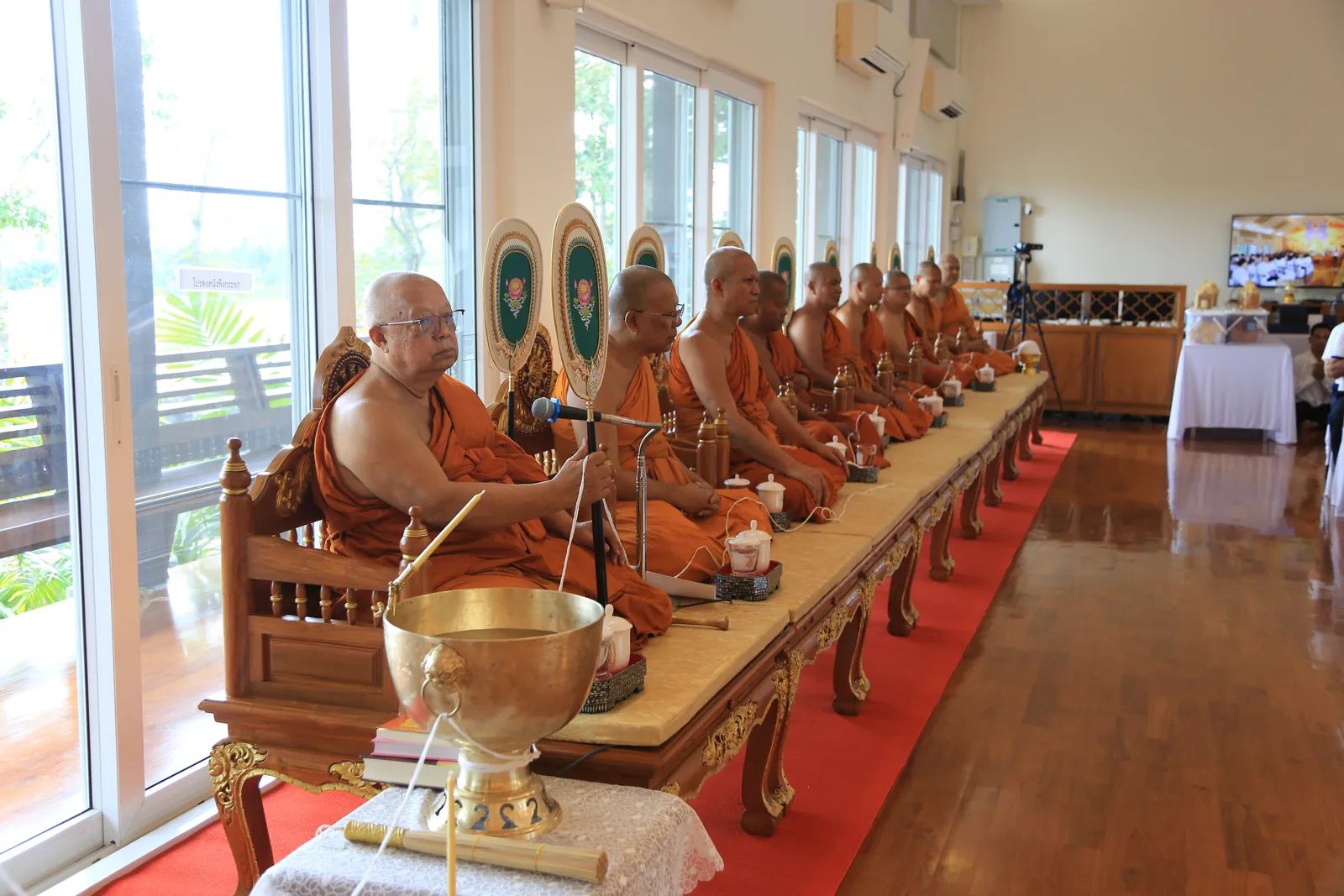 ประมวลภาพบรรยากาศ พิธีสรงน้ำท่านพระอาจารย์ในงานมุทิตาสักการะอายุวัฒนมงคล ๕๖ ปี