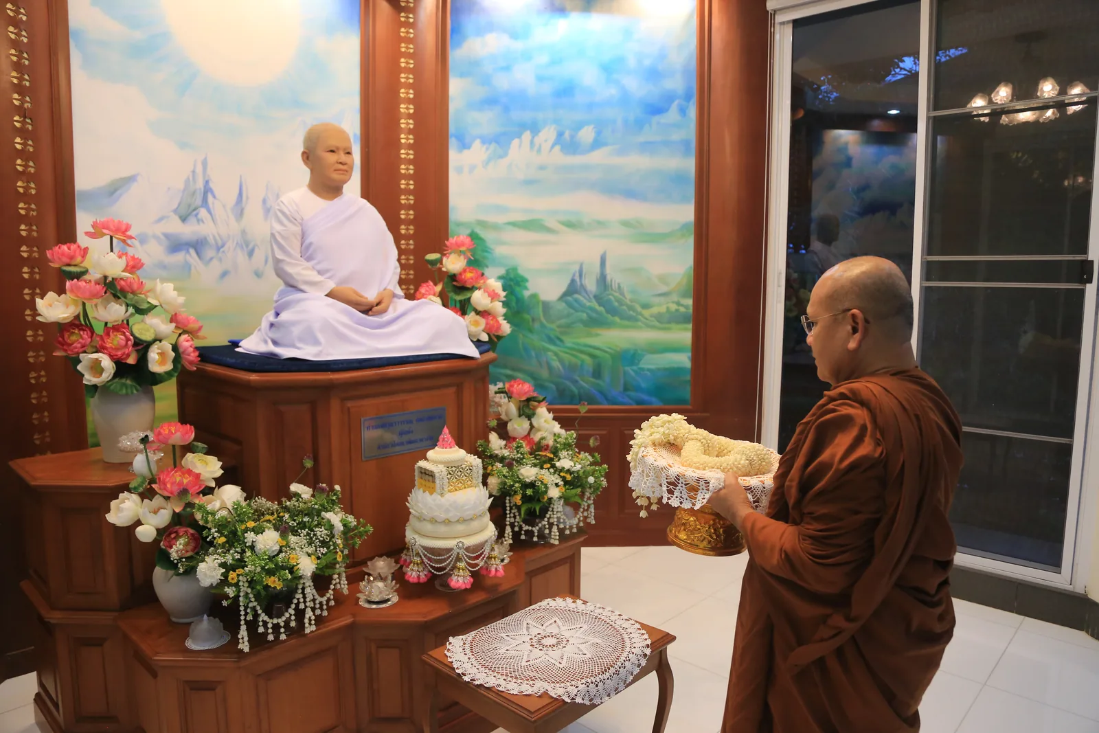 ประมวลภาพบรรยากาศ พิธีสรงน้ำท่านพระอาจารย์ในงานมุทิตาสักการะอายุวัฒนมงคล ๕๖ ปี